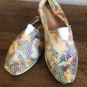 TOMS Mesh Camo Print Floats Sz 5